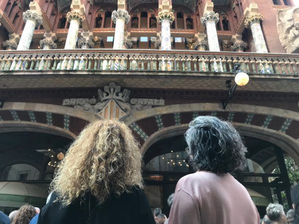 Miembros del equipo momentos antes de comenzar el acto en Palau de la Música