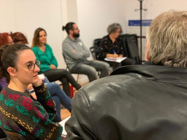 Els companys d'Alzheimer Catalunya atents al taller formatiu sobre la sexualitat i la gent gran.