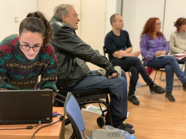 La nostra companya Sara Albaladejo ajudant en la realització de el taller formatiu de en Francesc Granja.