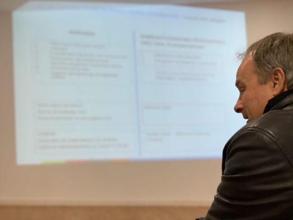 Francesc Granja realitzant el taller formatiu sobre la sexualitat i la gent gran.
