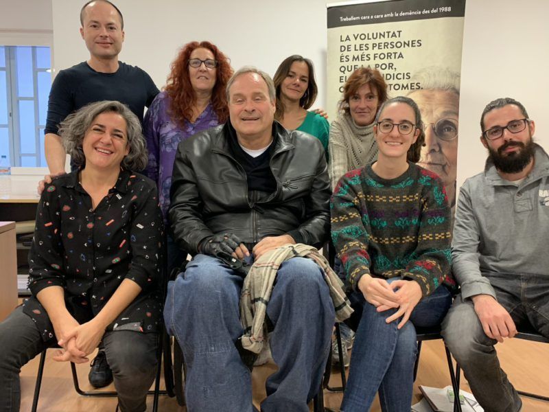 Els companys d'Alzheimer Catalunya al costat de Francesc Granja.