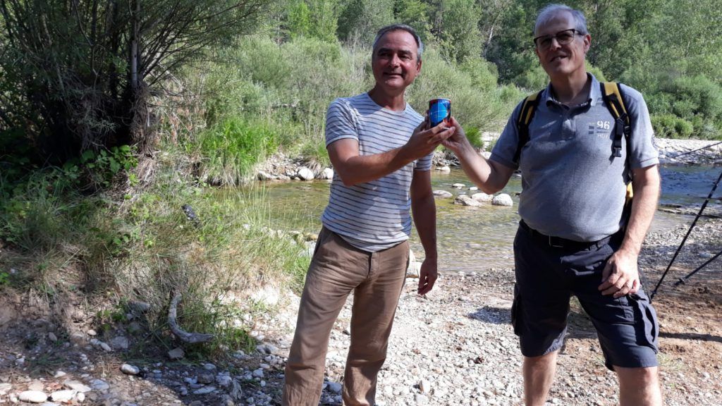 El nostre company Josep Vila recollint una de les guardioles de donatius del personal de SEAT. 