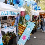Imatge del punt de llibre i la rosa solidària d'Alzheimer Catalunya Fundació